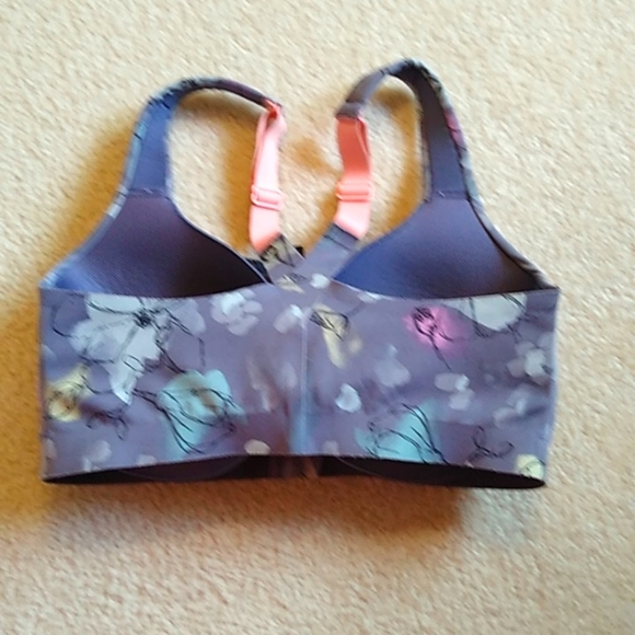 Victoria's Secret sport bra with adjustable straps and maximum hold. - Picture 2 of 4